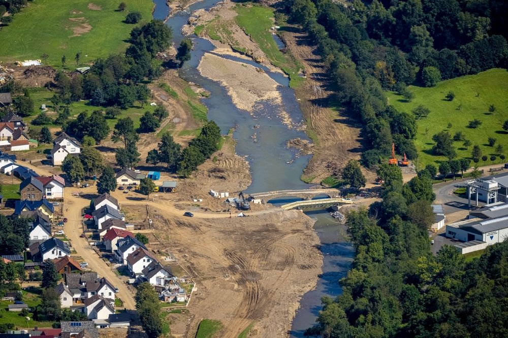 Luftaufnahme Hönningen - Hochwasserschäden der Flutkatastrophe am Ufer der Ahr in Hönningen im Bundesland Rheinland-Pfalz, Deutschland