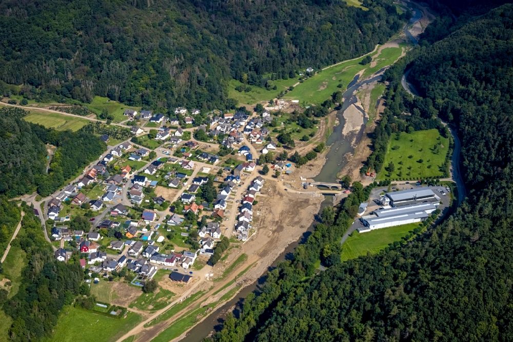 Hönningen von oben - Hochwasserschäden der Flutkatastrophe am Ufer der Ahr in Hönningen im Bundesland Rheinland-Pfalz, Deutschland