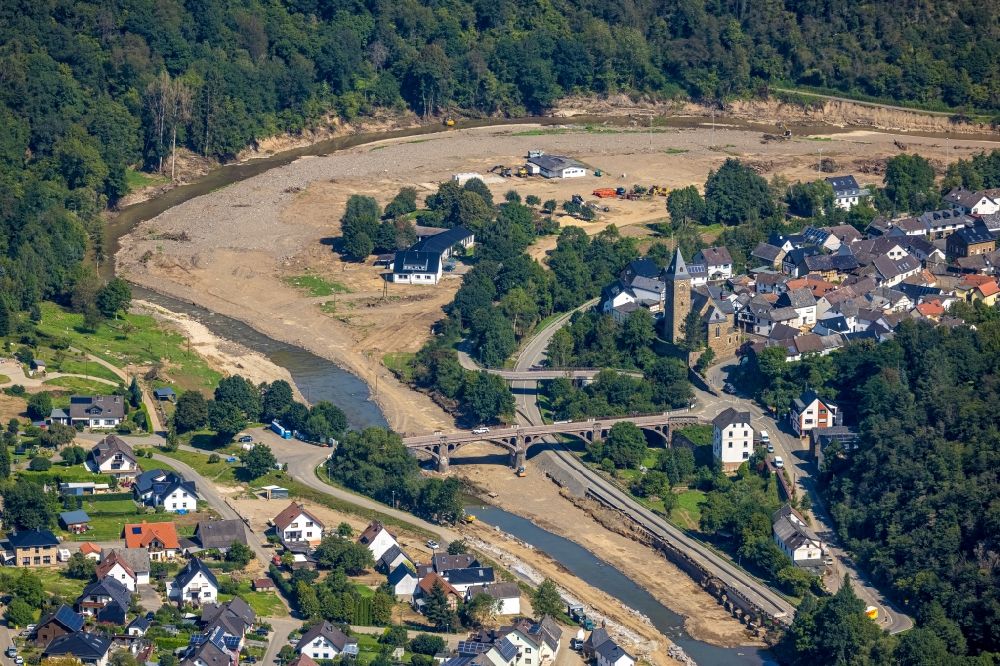 Luftaufnahme Hönningen - Hochwasserschäden der Flutkatastrophe am Ufer der Ahr in Hönningen im Bundesland Rheinland-Pfalz, Deutschland