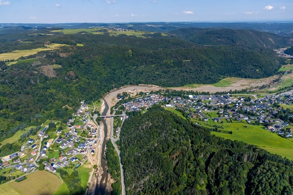 Luftbild Hönningen - Hochwasserschäden der Flutkatastrophe am Ufer der Ahr in Hönningen im Bundesland Rheinland-Pfalz, Deutschland
