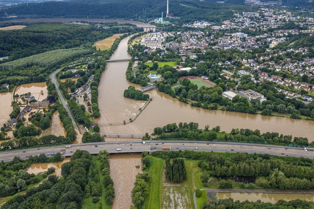 Herdecke aus der Vogelperspektive: Hochwasserschäden der Flutkatastrophe am Ufer der Ruhr in Herdecke im Bundesland Nordrhein-Westfalen, Deutschland