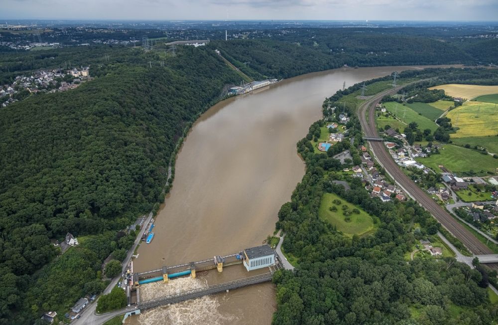 Herdecke aus der Vogelperspektive: Hochwasserschäden der Flutkatastrophe am Ufer der Ruhr in Herdecke im Bundesland Nordrhein-Westfalen, Deutschland