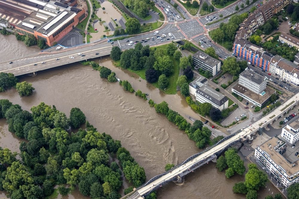 Mülheim an der Ruhr aus der Vogelperspektive: Hochwasserschäden der Flutkatastrophe am Ufer der Ruhr in Mülheim an der Ruhr im Bundesland Nordrhein-Westfalen, Deutschland