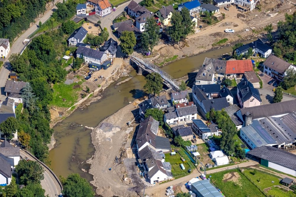 Schuld von oben - Hochwasserschäden der Flutkatastrophe am Verlauf der Ahr in Schuld im Bundesland Rheinland-Pfalz, Deutschland