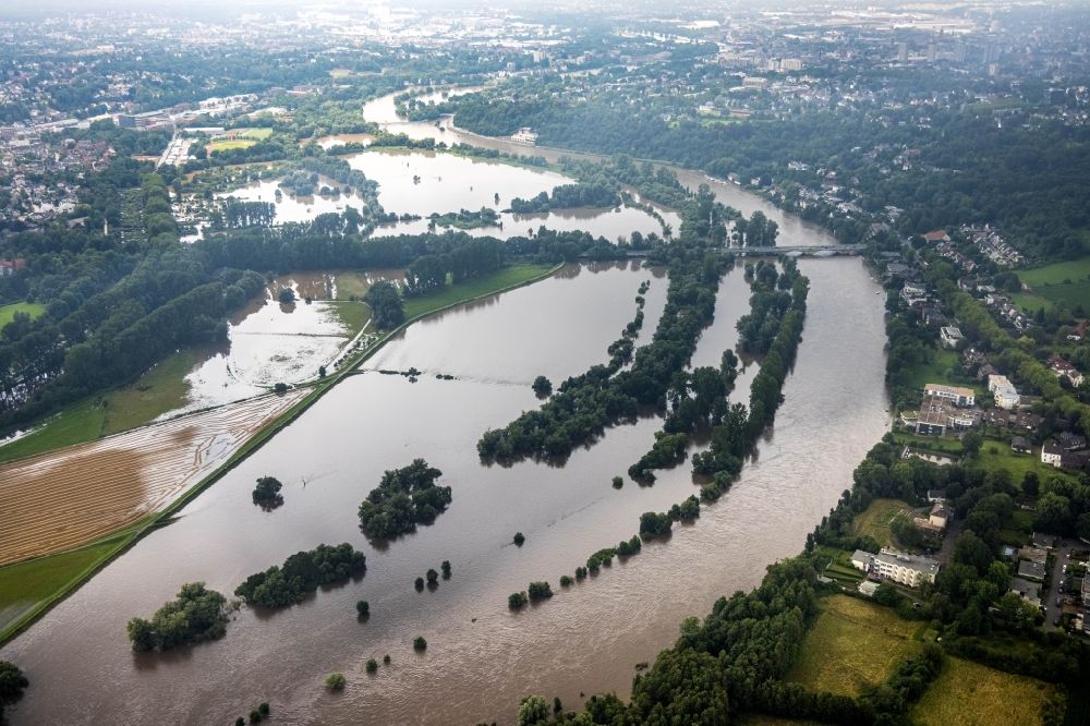 Luftbild Mülheim an der Ruhr - Hochwasserschäden der Flutkatastrophe am Verlauf der Ruhr in Mülheim an der Ruhr im Bundesland Nordrhein-Westfalen, Deutschland