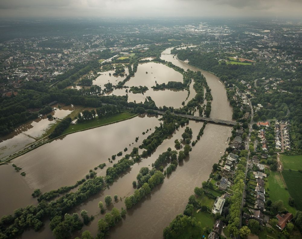 Mülheim an der Ruhr von oben - Hochwasserschäden der Flutkatastrophe am Verlauf der Ruhr in Mülheim an der Ruhr im Bundesland Nordrhein-Westfalen, Deutschland