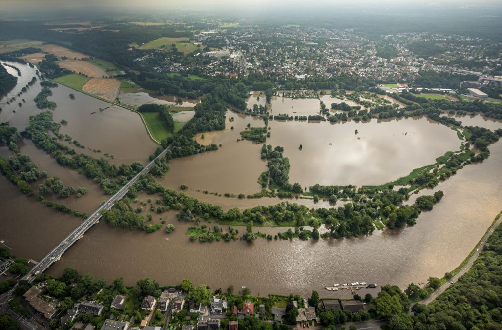 Luftaufnahme Mülheim an der Ruhr - Hochwasserschäden der Flutkatastrophe am Verlauf der Ruhr in Mülheim an der Ruhr im Bundesland Nordrhein-Westfalen, Deutschland
