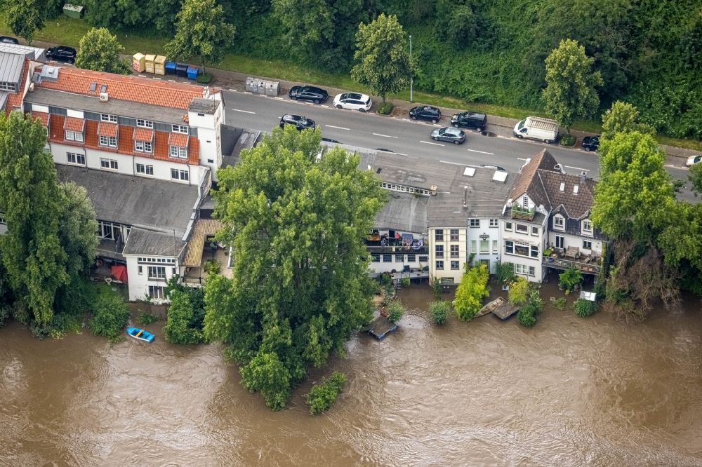 Mülheim an der Ruhr aus der Vogelperspektive: Hochwasserschäden der Flutkatastrophe am Verlauf der Ruhr in Mülheim an der Ruhr im Bundesland Nordrhein-Westfalen, Deutschland