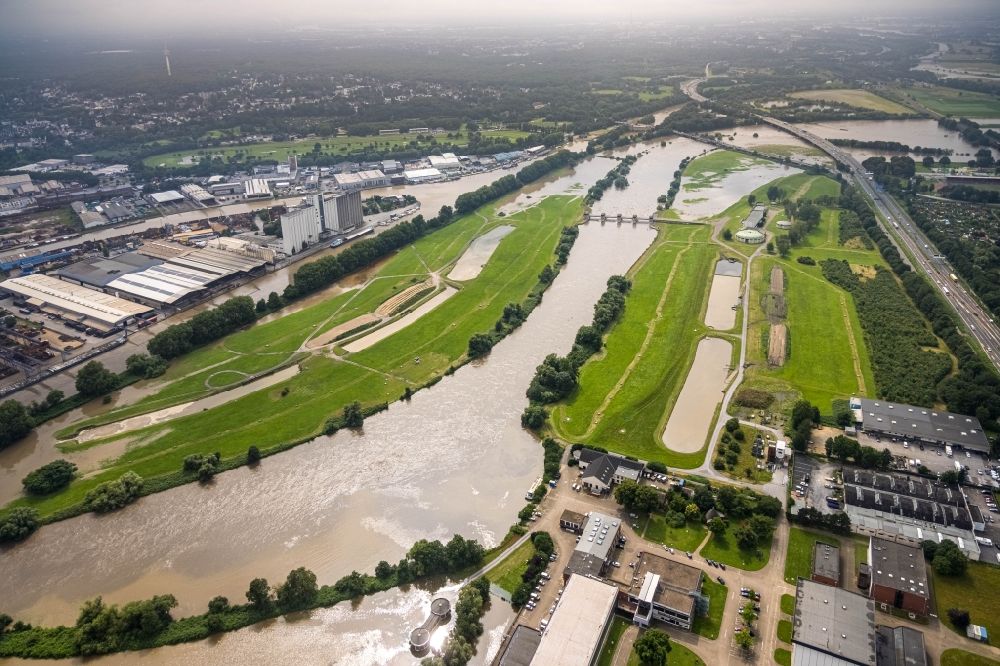 Luftaufnahme Mülheim an der Ruhr - Hochwasserschäden der Flutkatastrophe am Verlauf der Ruhr in Mülheim an der Ruhr im Bundesland Nordrhein-Westfalen, Deutschland