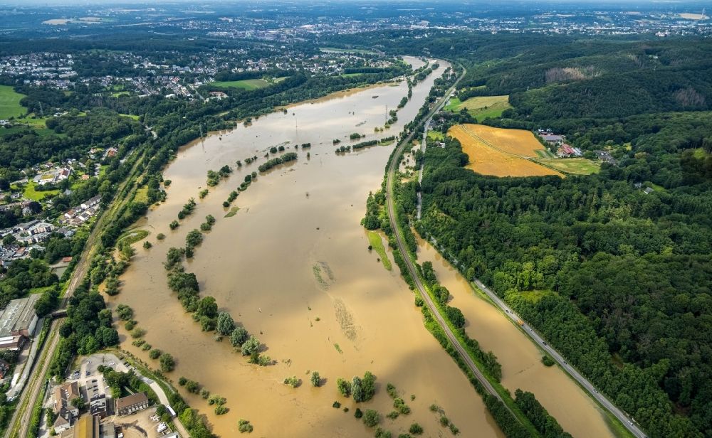 Witten aus der Vogelperspektive: Hochwasserschäden der Flutkatastrophe am Verlauf der Ruhr in Witten im Bundesland Nordrhein-Westfalen, Deutschland