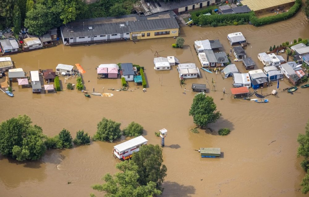 Luftaufnahme Witten - Hochwasserschäden der Flutkatastrophe am Verlauf der Ruhr in Witten im Bundesland Nordrhein-Westfalen, Deutschland