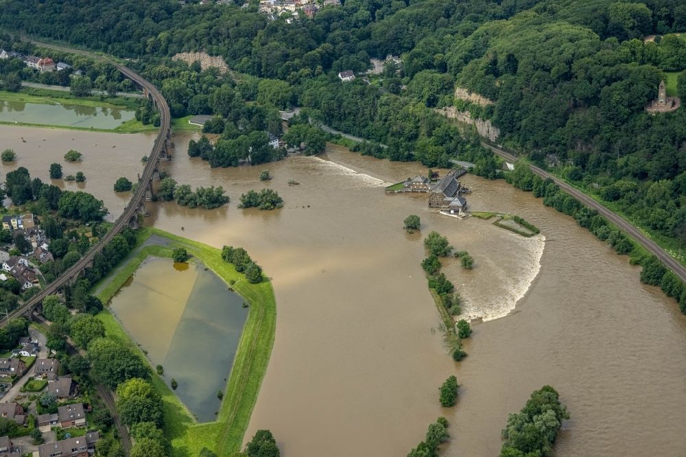 Witten von oben - Hochwasserschäden der Flutkatastrophe am Verlauf der Ruhr in Witten im Bundesland Nordrhein-Westfalen, Deutschland