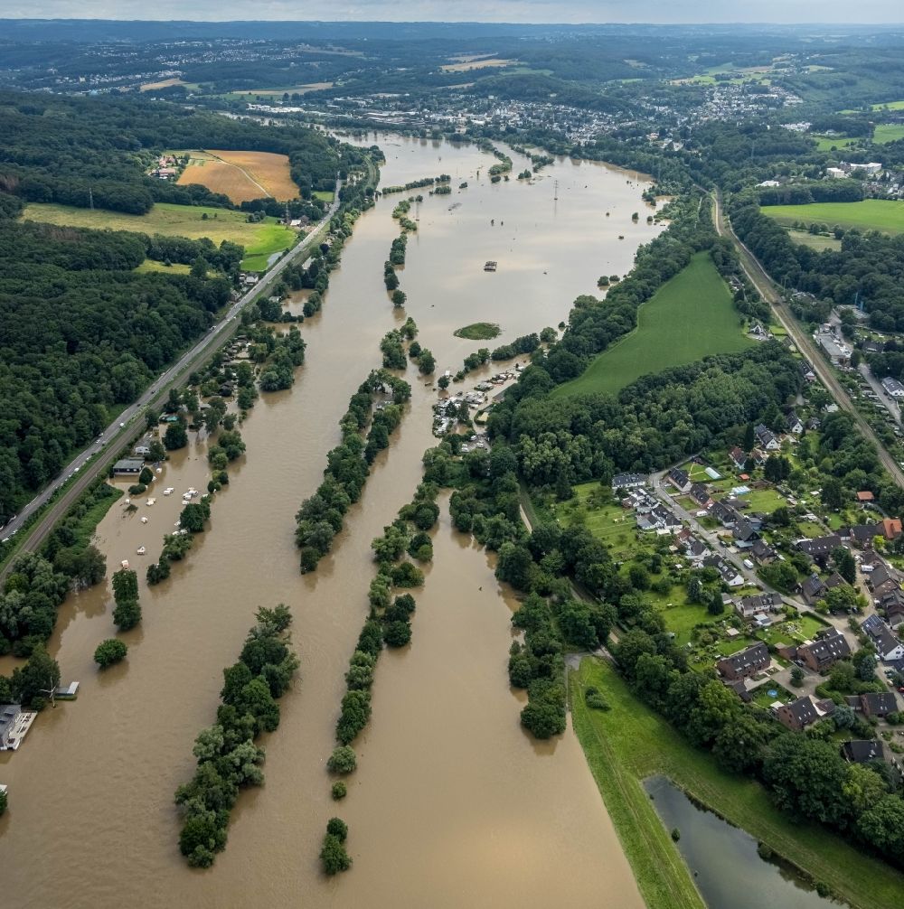 Witten aus der Vogelperspektive: Hochwasserschäden der Flutkatastrophe am Verlauf der Ruhr in Witten im Bundesland Nordrhein-Westfalen, Deutschland