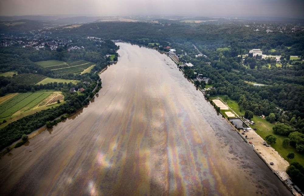 Luftaufnahme Essen - Hochwasserschäden Ölspur auf der Wasseroberfläche des Baldeneysee in Essen im Bundesland Nordrhein-Westfalen, Deutschland