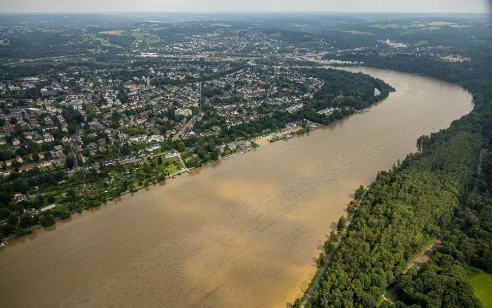 Essen aus der Vogelperspektive: Hochwasserschäden Ölspur auf der Wasseroberfläche des Baldeneysee in Essen im Bundesland Nordrhein-Westfalen, Deutschland