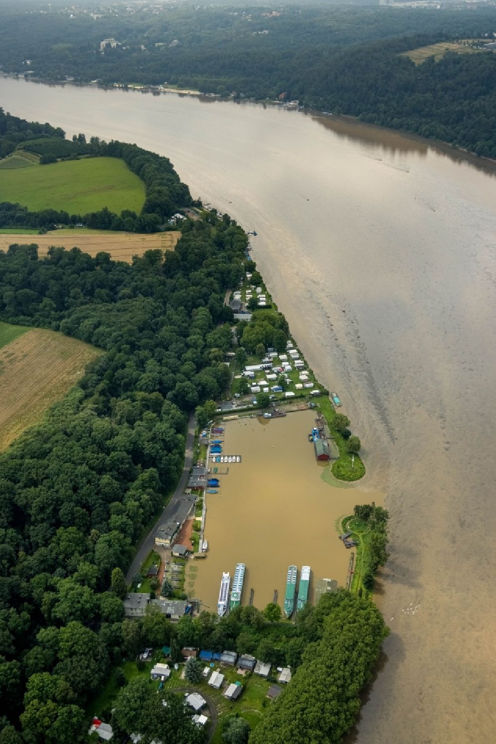 Luftbild Essen - Hochwasserschäden Ölspur auf der Wasseroberfläche des Baldeneysee in Essen im Bundesland Nordrhein-Westfalen, Deutschland