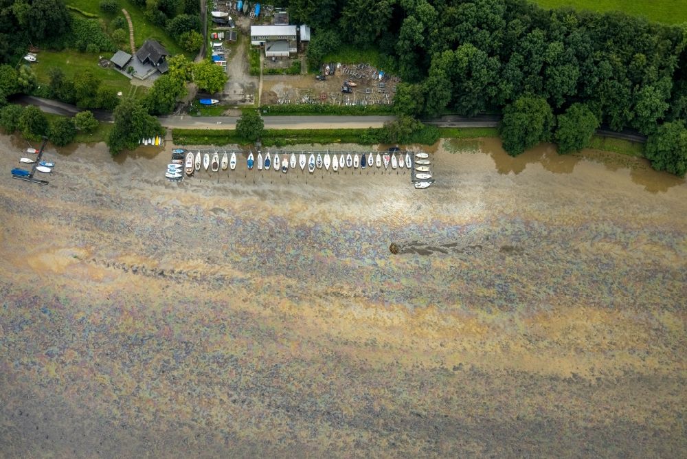 Essen von oben - Hochwasserschäden Ölspur auf der Wasseroberfläche des Baldeneysee in Essen im Bundesland Nordrhein-Westfalen, Deutschland
