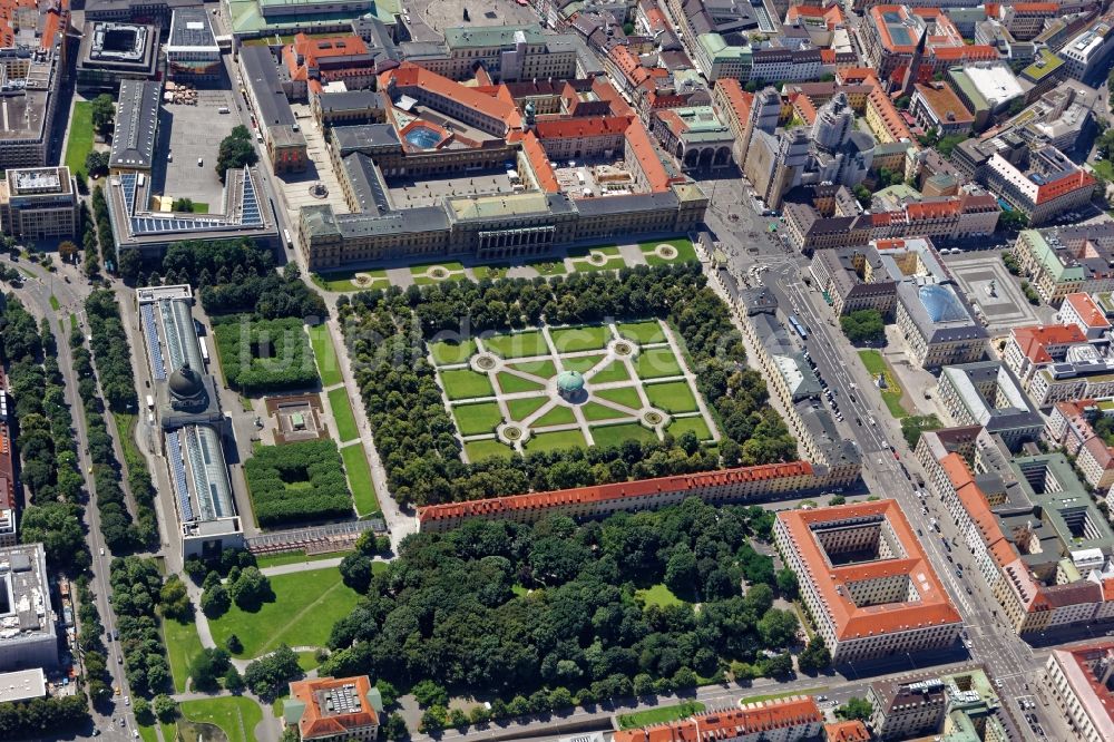 Luftbild München - Hofgarten mit Dianatempel und Odeonsplatz in München im Bundesland Bayern