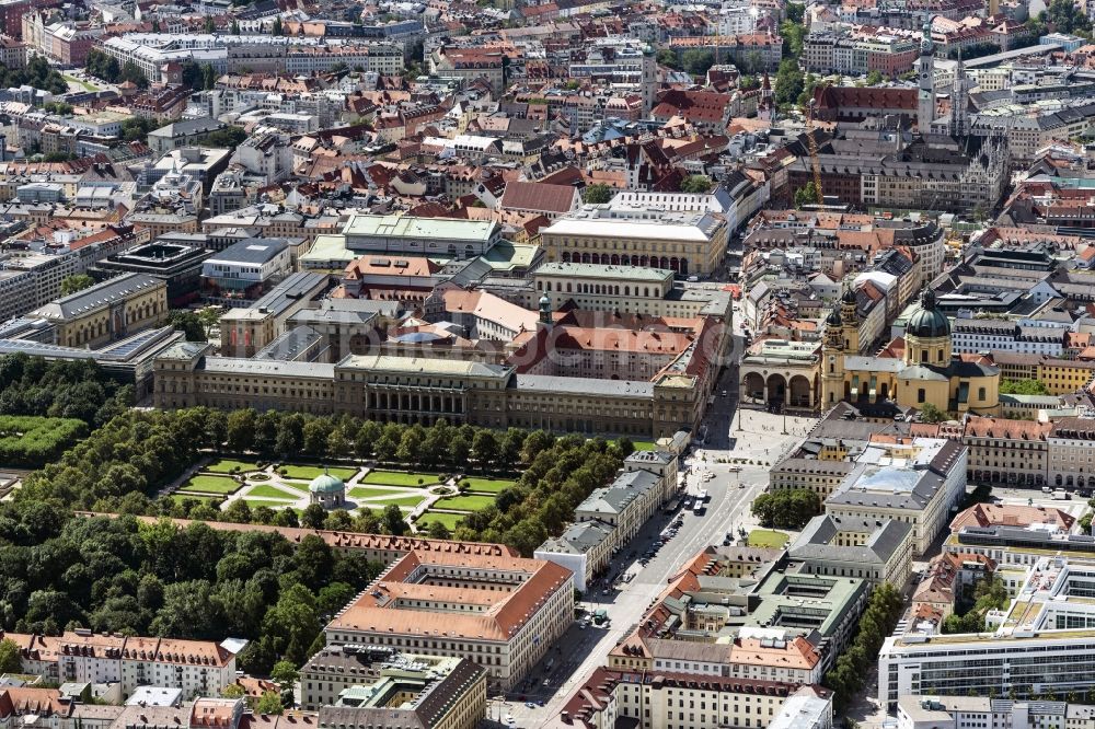München aus der Vogelperspektive: Hofgarten mit Dianatempel und Odeonsplatz in München im Bundesland Bayern