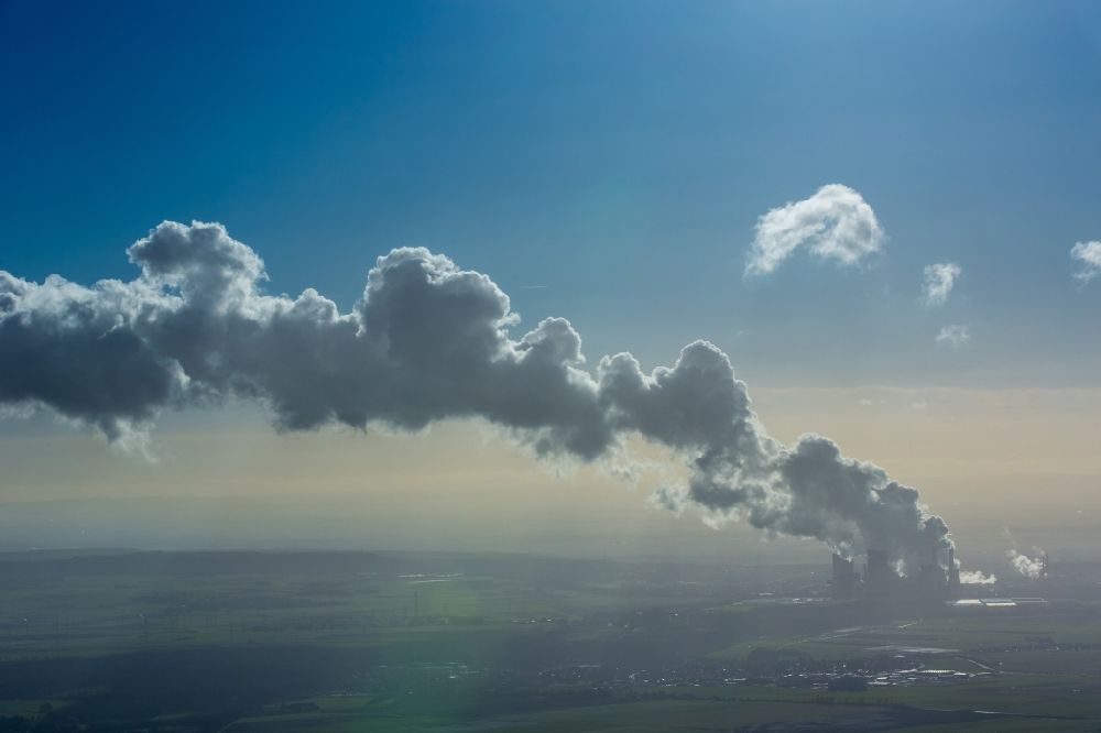 Luftaufnahme Grevenbroich - Hohe Abgaswolken am Himmel über dem Kraftwerk Frimmersdorf in Grevenbroich im Bundesland Nordrhein-Westfalen