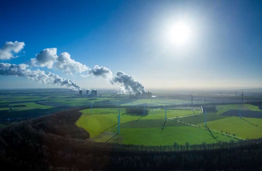 Grevenbroich aus der Vogelperspektive: Hohe Abgaswolken am Himmel über dem Kraftwerk Frimmersdorf in Grevenbroich im Bundesland Nordrhein-Westfalen