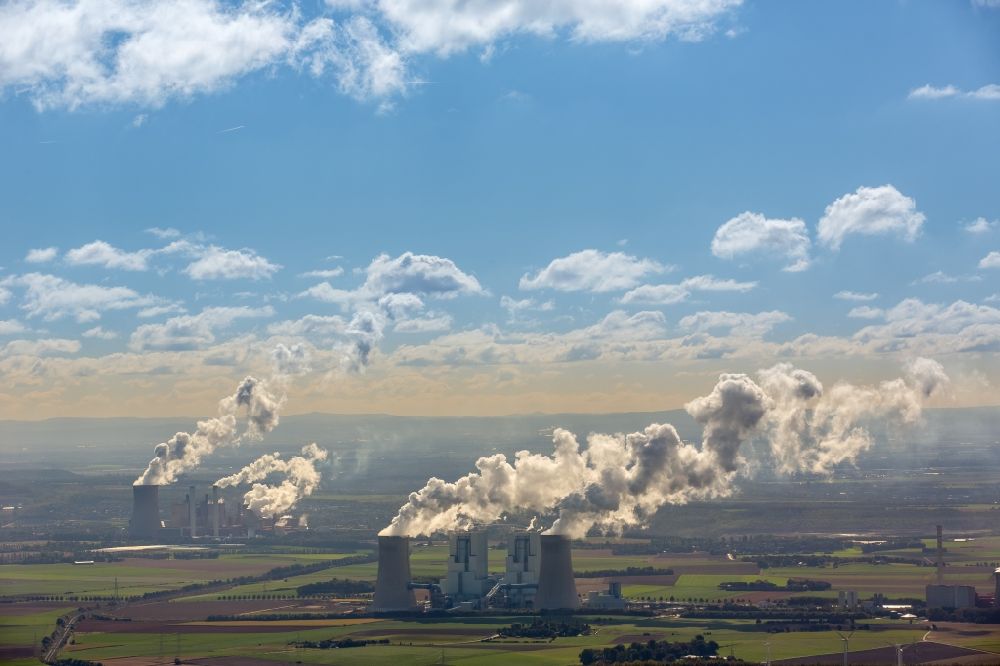 Grevenbroich aus der Vogelperspektive: Hohe Abgaswolken am Himmel über dem Kraftwerk Frimmersdorf in Grevenbroich im Bundesland Nordrhein-Westfalen