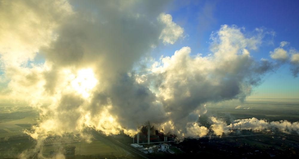 Luftaufnahme Grevenbroich - Hohe Abgaswolken am Himmel über dem Kraftwerk Frimmersdorf in Grevenbroich im Bundesland Nordrhein-Westfalen