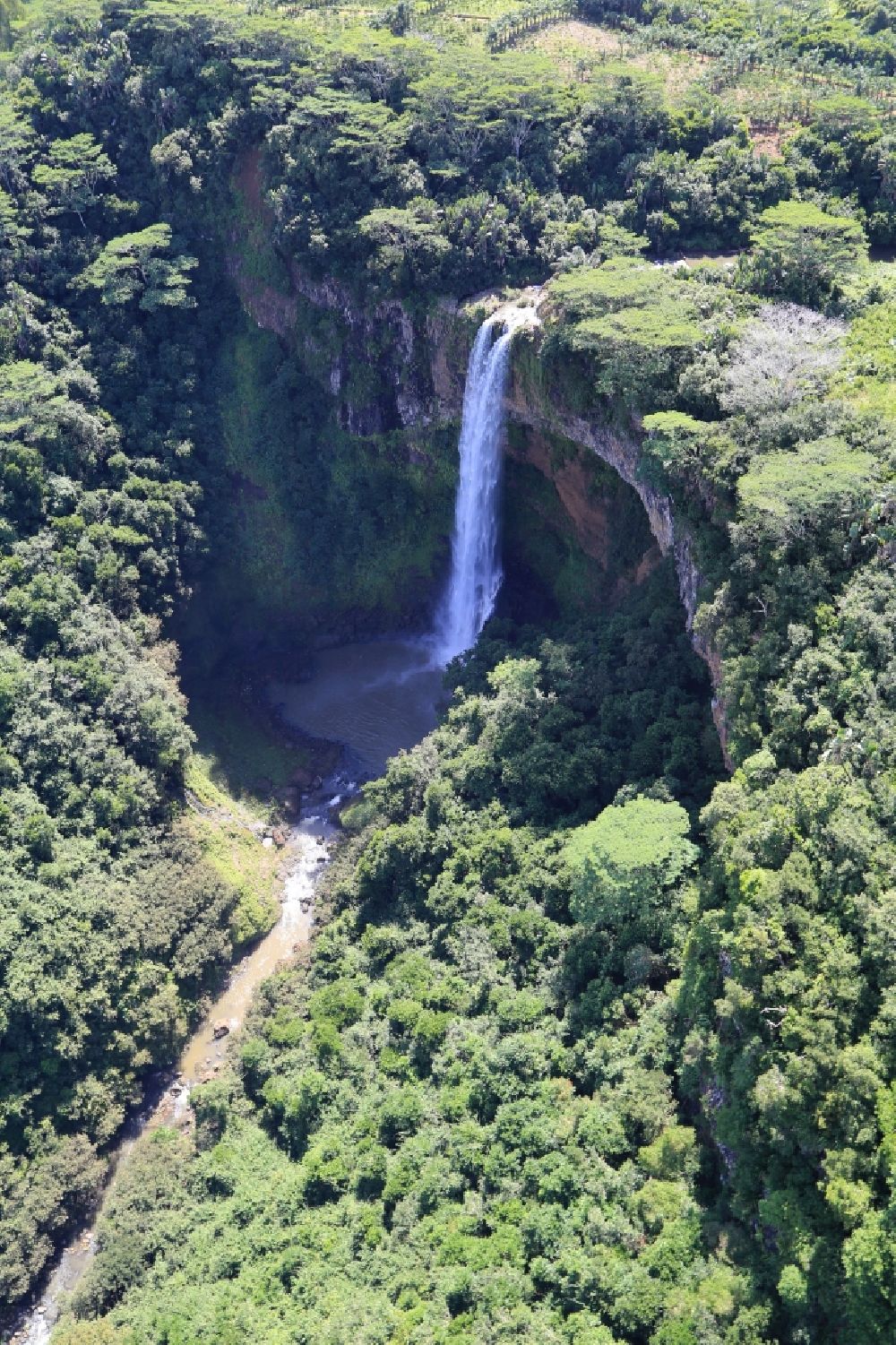Luftbild Chamarel Waterfall - Hoher Wasserfall von Chamarel auf der Insel Mauritius