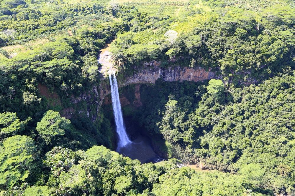 Chamarel Waterfall aus der Vogelperspektive: Hoher Wasserfall von Chamarel auf der Insel Mauritius