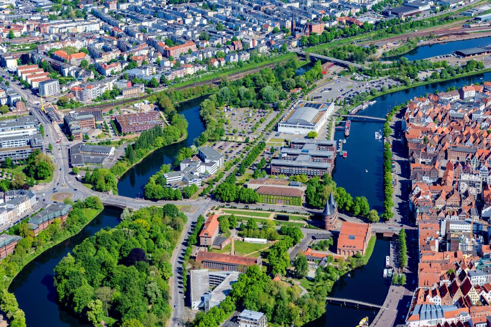 Luftbild Lübeck - Holstentor in der Innenstadt des Altstadt - Zentrums von Lübeck im Bundesland Schleswig-Holstein