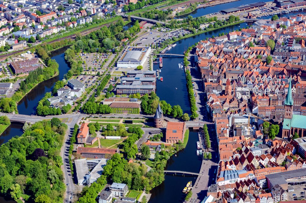 Luftaufnahme Lübeck - Holstentor in der Innenstadt des Altstadt - Zentrums von Lübeck im Bundesland Schleswig-Holstein