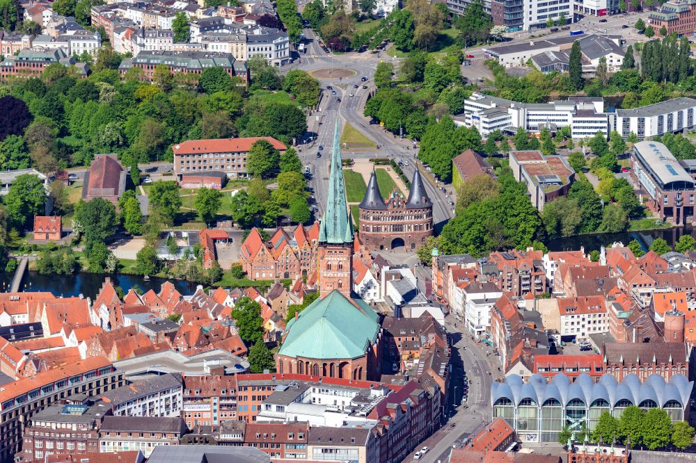 Lübeck von oben - Holstentor in der Innenstadt des Altstadt - Zentrums von Lübeck im Bundesland Schleswig-Holstein