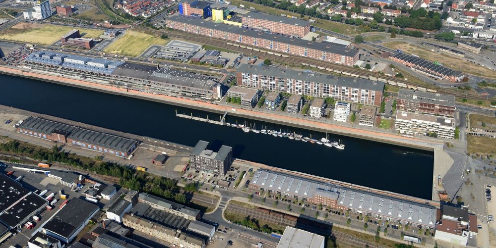 Luftaufnahme Bremen - Holz- und Fabrik- Hafen im ehemaligen Hafenrevier und Stadtquartier Überseestadt am Ufer der Weser in Bremen
