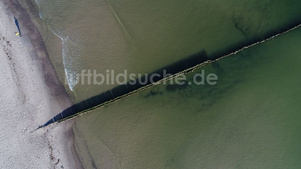 Luftbild Koserow - Holzbuhnen- Landschaft an der Meeresküste der Ostsee in Koserow im Bundesland Mecklenburg-Vorpommern, Deutschland