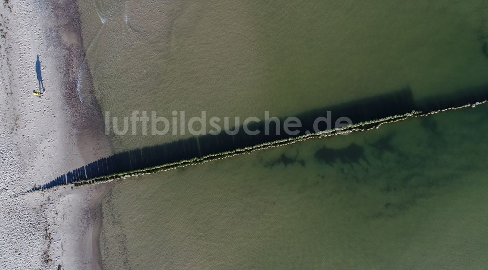 Luftaufnahme Koserow - Holzbuhnen- Landschaft an der Meeresküste der Ostsee in Koserow im Bundesland Mecklenburg-Vorpommern, Deutschland