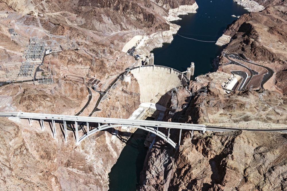 Luftaufnahme Las Vegas - Hoover Dam Staudamm am Stausee Lake Mead in Boulder City in Nevada, USA