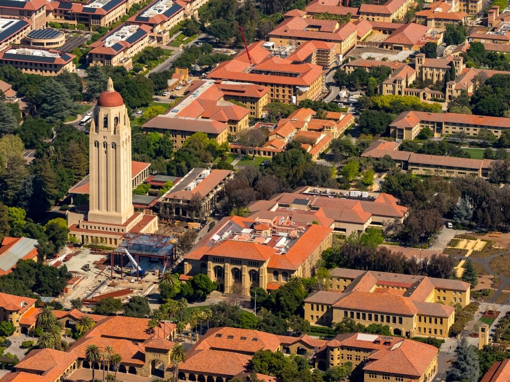 Luftaufnahme Stanford - Hoover Tower und andere akademische Gebäude auf dem Campus- Gelände der Universität Stanford University (Leland Stanford Junior University) in Stanford in Kalifornien in den USA