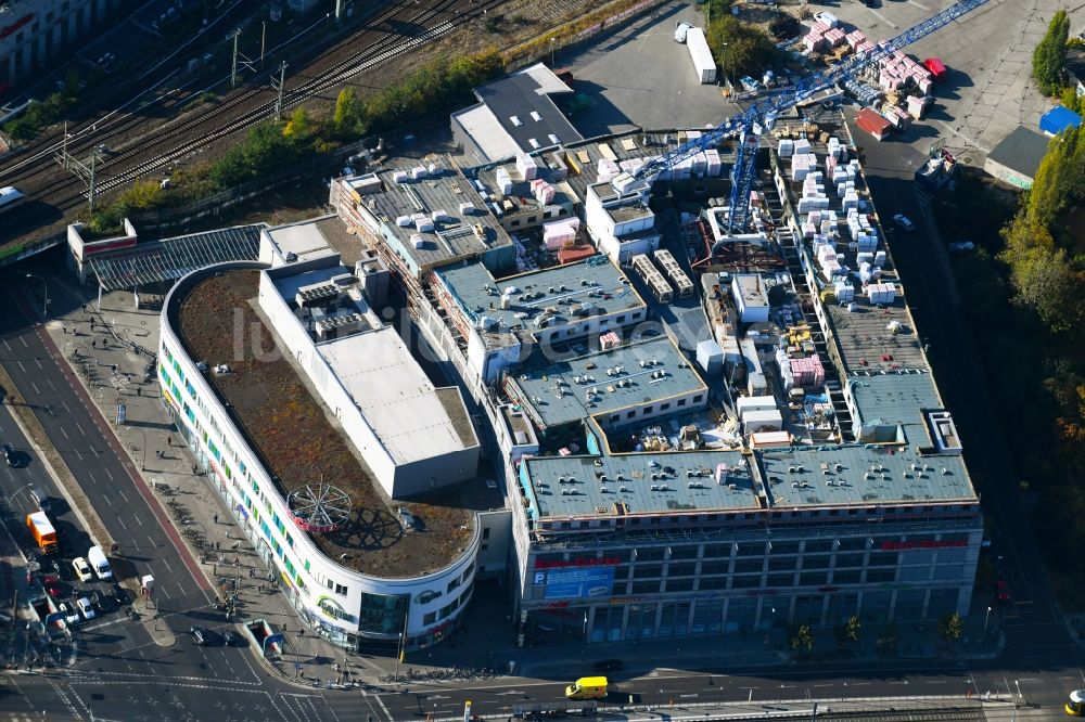 Luftaufnahme Berlin - Hotel - Neubau auf dem Einkaufs- Zentrum Ring Center 2 Am Containerbahnhof im Ortsteil Lichtenberg in Berlin, Deutschland