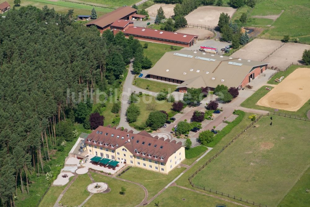 Luftbild Niemegk - Hotel und Reitstall - Reiterhof Neuendorf bei Niemegk im Bundesland Brandenburg, Deutschland