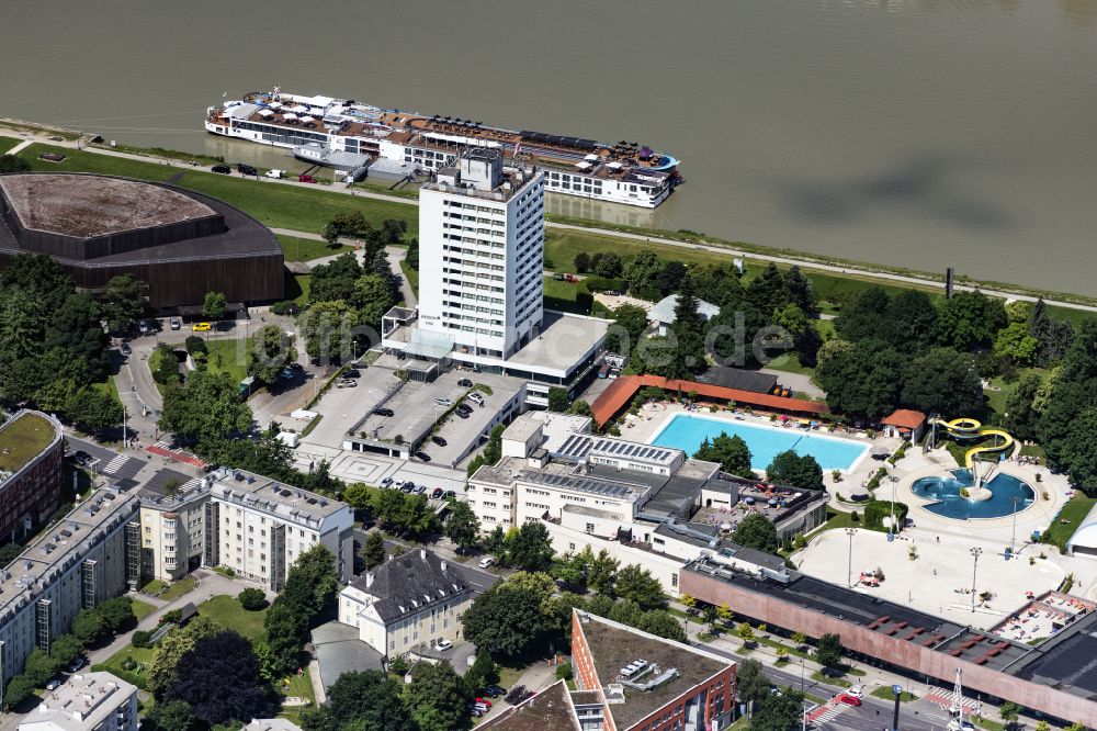 Linz aus der Vogelperspektive: Hotelanlage Arcotel in Linz in Oberösterreich, Österreich