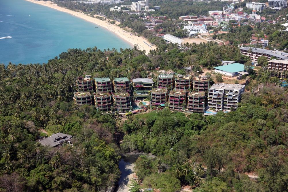 Karon aus der Vogelperspektive: Hotelanlage bei der Stadt Karon auf der Insel Phuket in Thailand