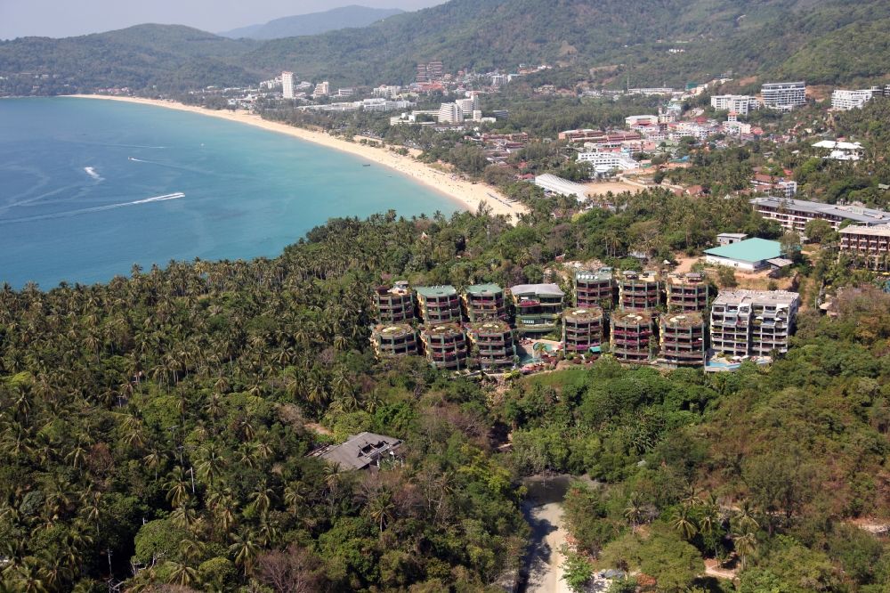 Luftaufnahme Karon - Hotelanlage bei der Stadt Karon auf der Insel Phuket in Thailand