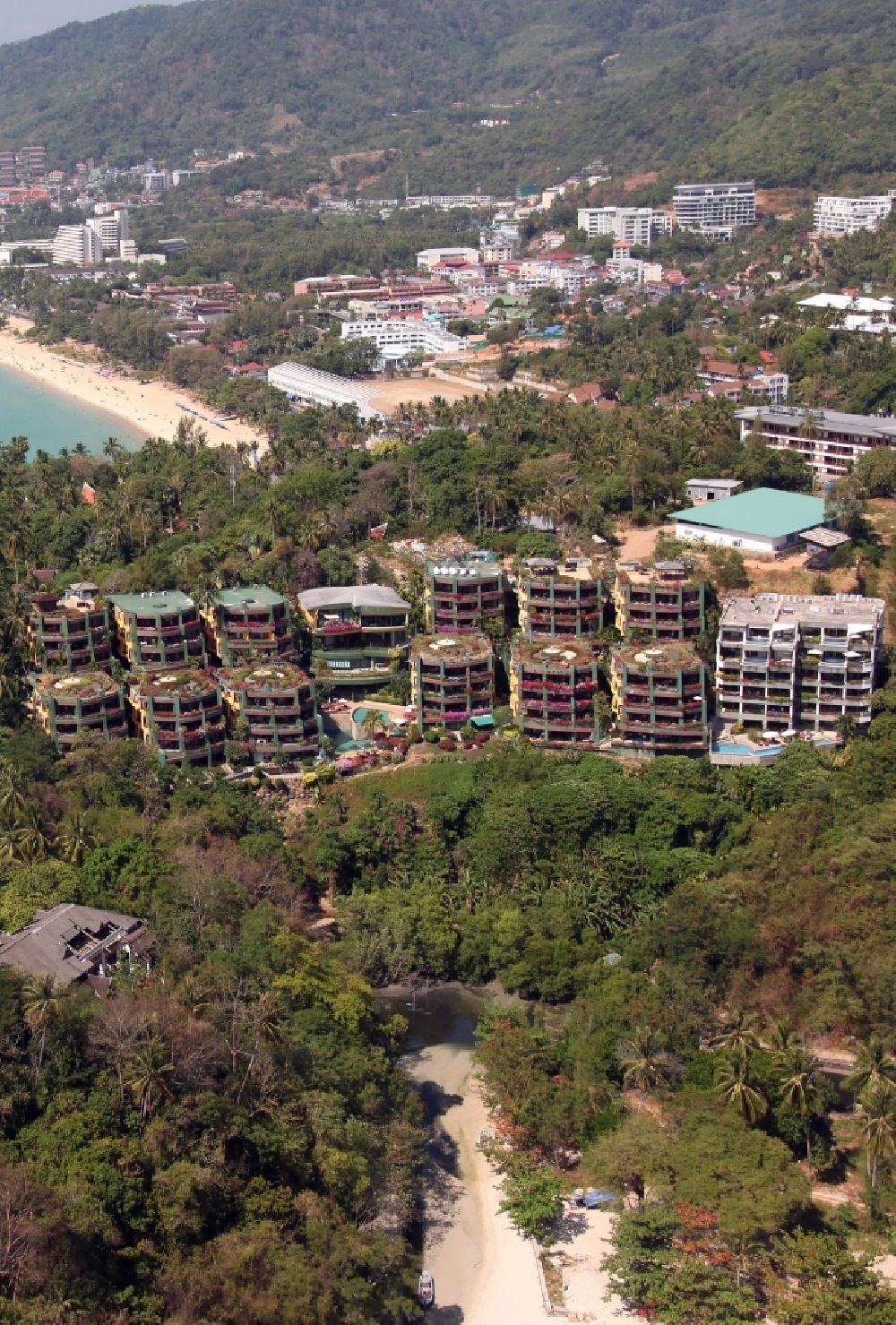 Karon von oben - Hotelanlage bei der Stadt Karon auf der Insel Phuket in Thailand