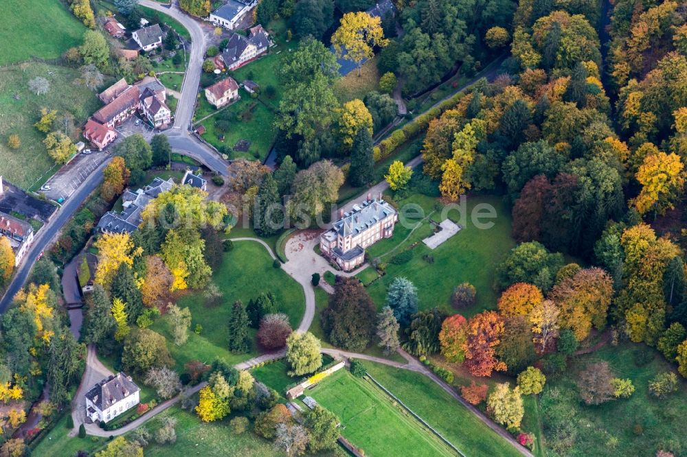 Windstein aus der Vogelperspektive: Hotelanlage der Domaine Jaegerthal in einem grünen Tal im Ortsteil Jaegerthal in Windstein in Grand Est, Frankreich