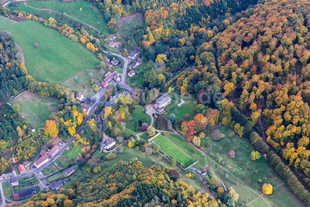 Luftbild Windstein - Hotelanlage der Domaine Jaegerthal in einem grünen Tal im Ortsteil Jaegerthal in Windstein in Grand Est, Frankreich