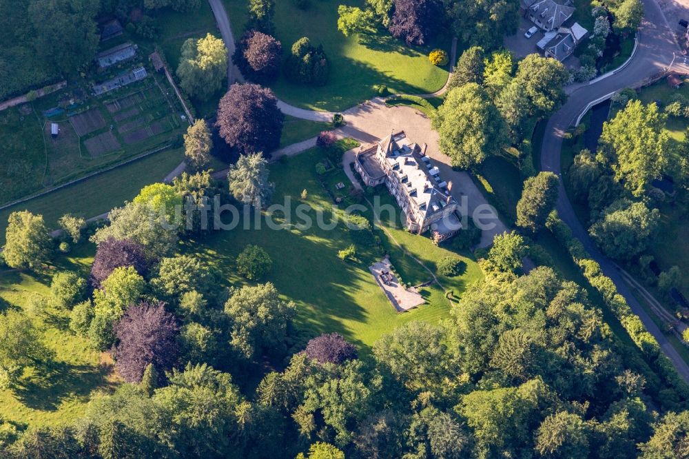 Windstein aus der Vogelperspektive: Hotelanlage der Domaine Jaegerthal in einem grünen Tal im Ortsteil Jaegerthal in Windstein in Grand Est, Frankreich