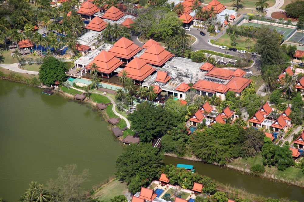 Choeng Thale von oben - Hotelanlage und Golfplatz bei Choeng Thale auf der Insel Phuket in Thailand