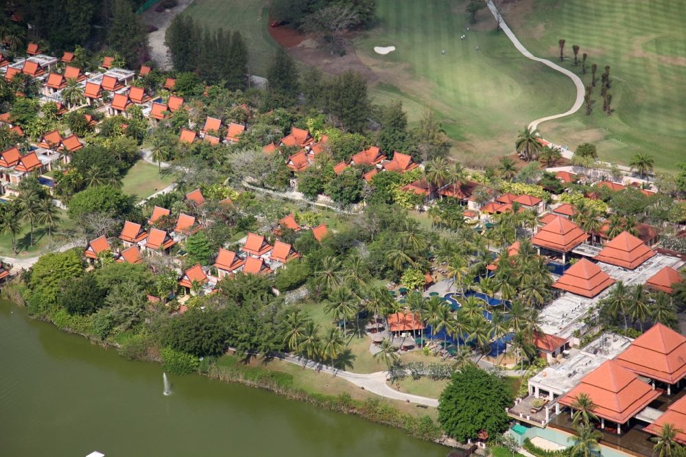 Choeng Thale von oben - Hotelanlage und Golfplatz bei Choeng Thale auf der Insel Phuket in Thailand