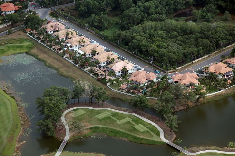 Luftbild Choeng Thale - Hotelanlage und Golfplatz bei Choeng Thale auf der Insel Phuket in Thailand