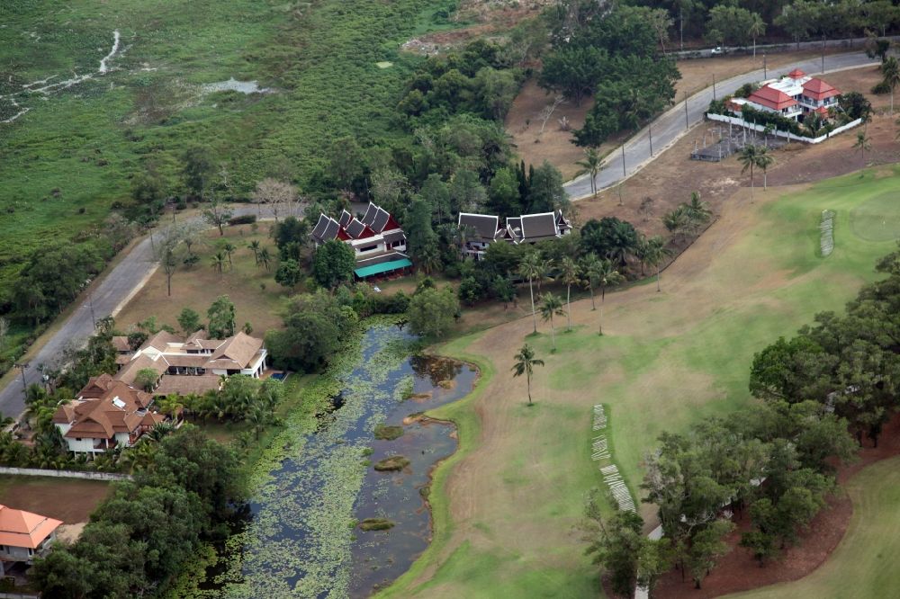 Luftaufnahme Choeng Thale - Hotelanlage und Golfplatz bei Choeng Thale auf der Insel Phuket in Thailand